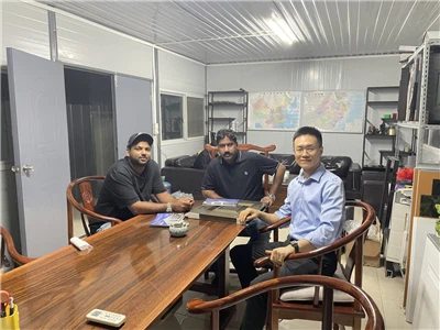 Clientul omanez, domnul Najeeb, vizitează Hangzhou Safedoor: inspecția fabric...